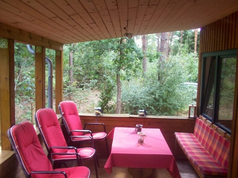 Terrasse von Ferienhaus Klein Finnland mit Aussenmöbeln.