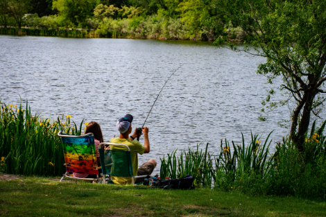 Zwei Angler angeln am Fluss