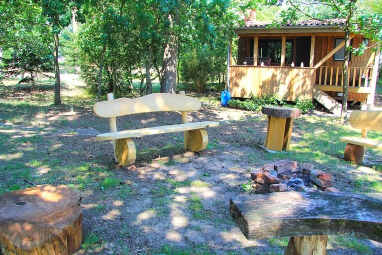 Feuerstelle mit verschiedenen Sitzmöglichkeiten aus Holz.