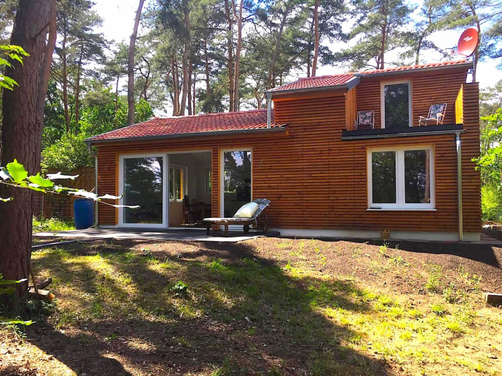 Das Naturhaus Allerblick von der Vorderseite mit Terasse und Balkon